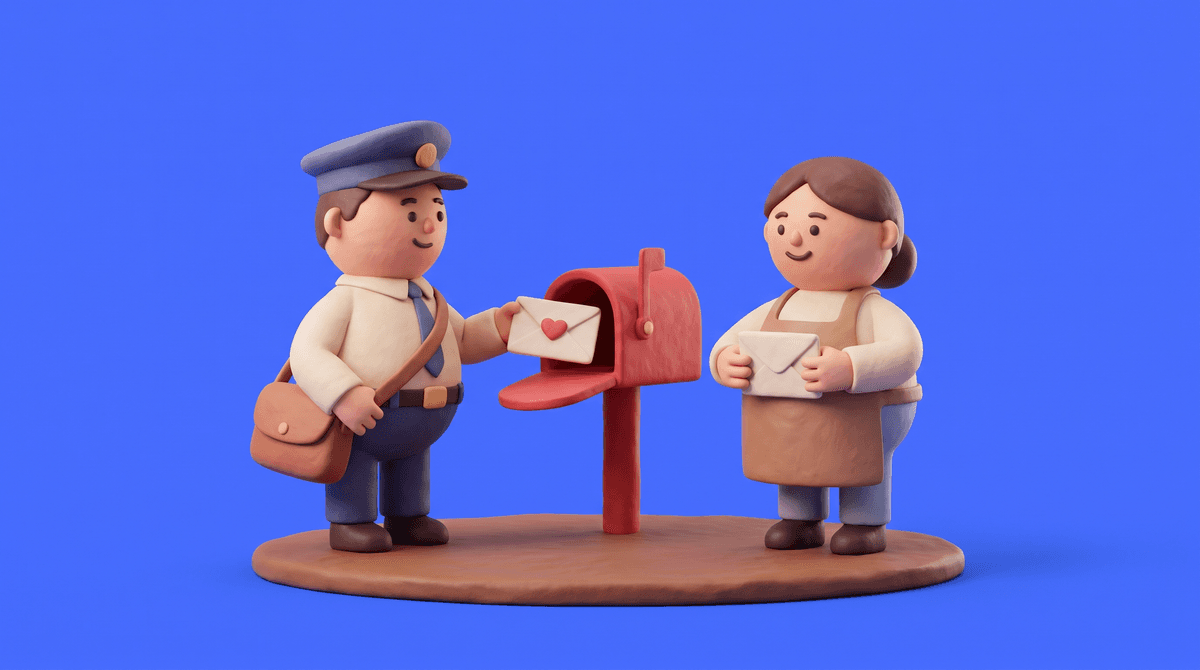 Schreibtisch mit personalisiertem Print-Mailing, Kundenliste und Taschenrechner zur Bestandskundenreaktivierung im B2B-Mittelstand